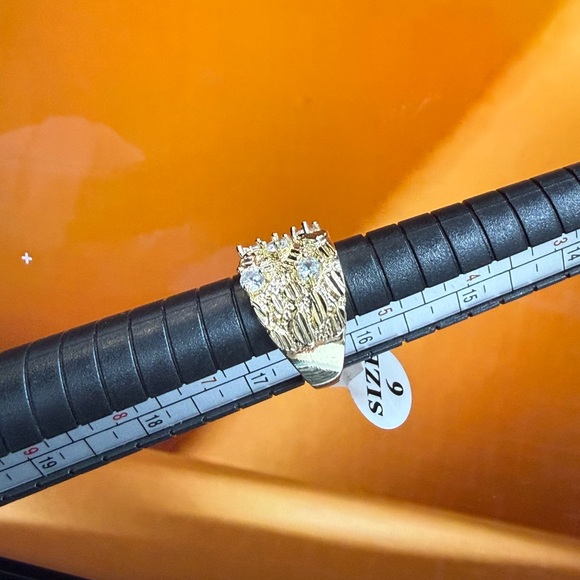 Elegant Gold Ring with Crystal Accents - Picture 3 of 9